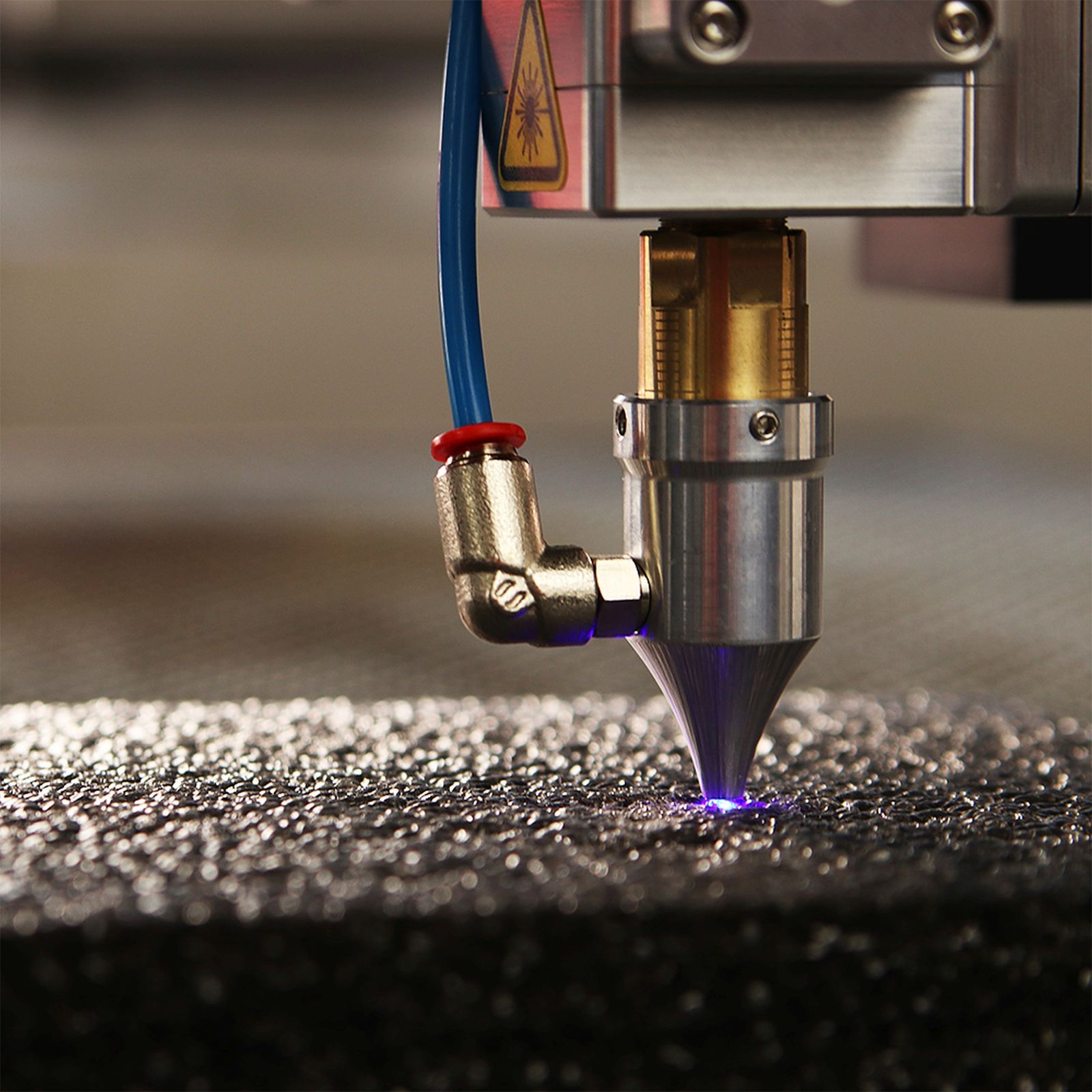 Laser podczas obróbki materiału