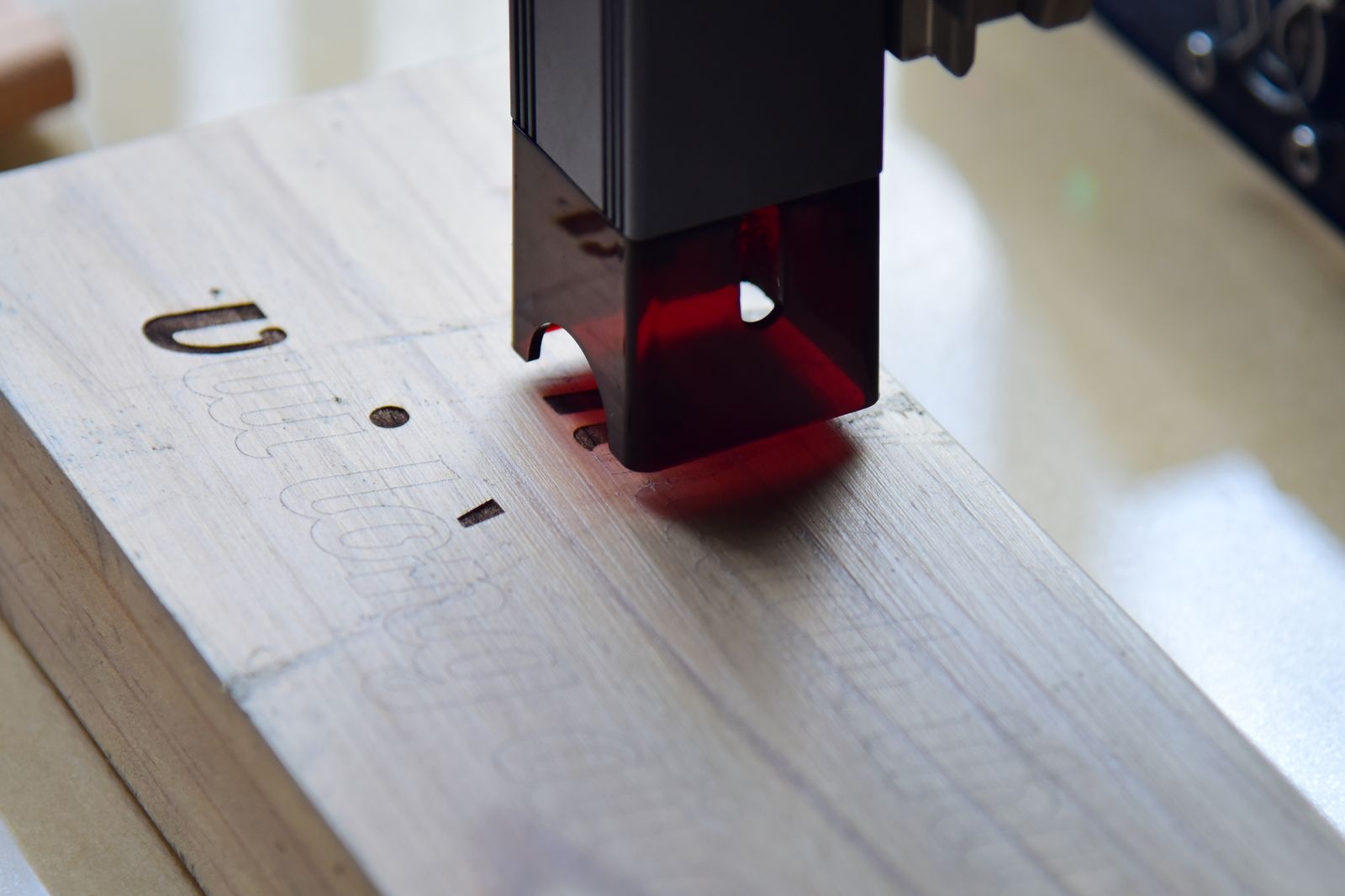 Laser podczas obróbki materiału