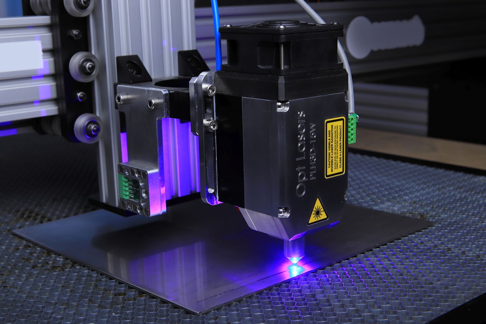 Laser podczas obróbki materiału