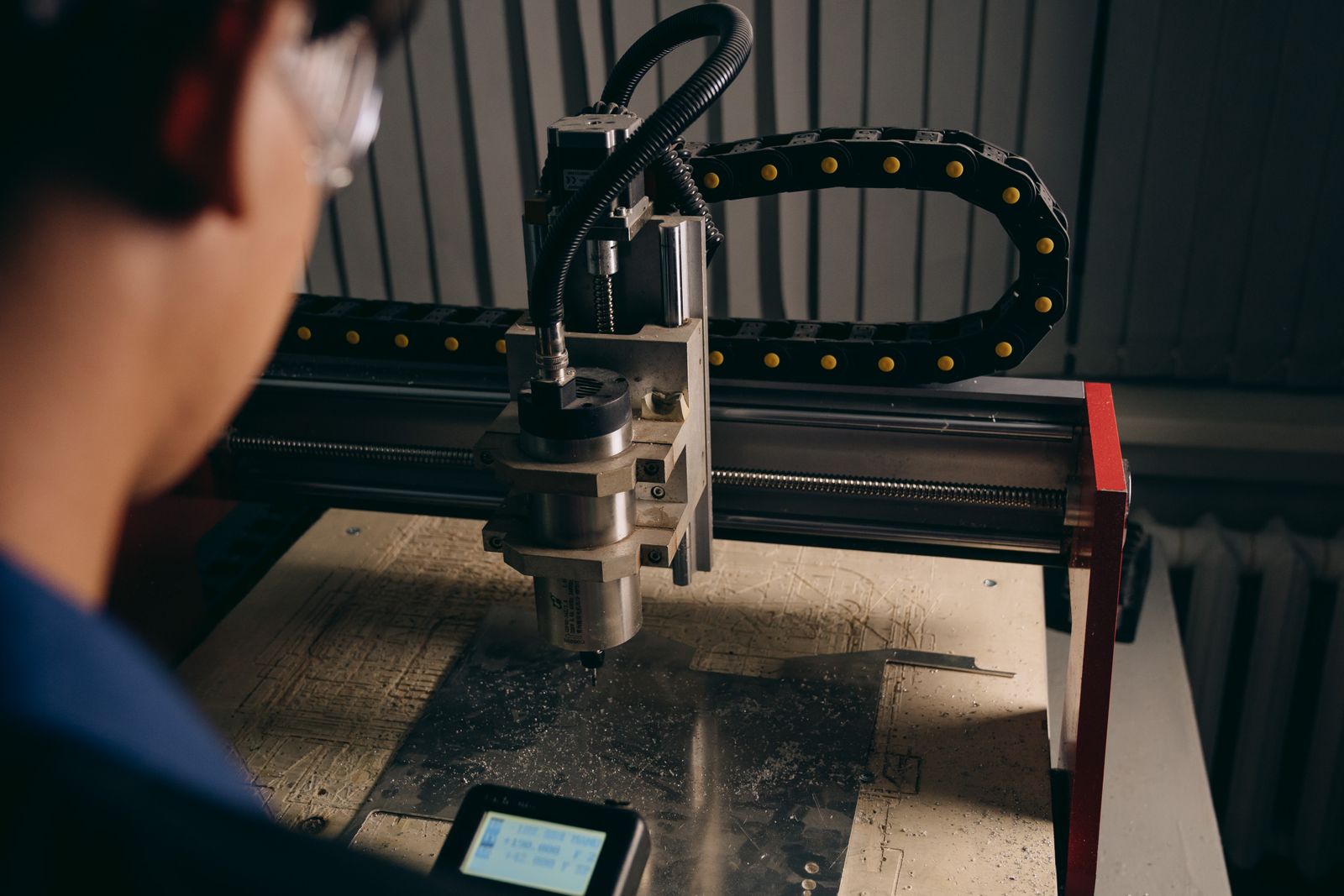 Technik przy maszynie CNC